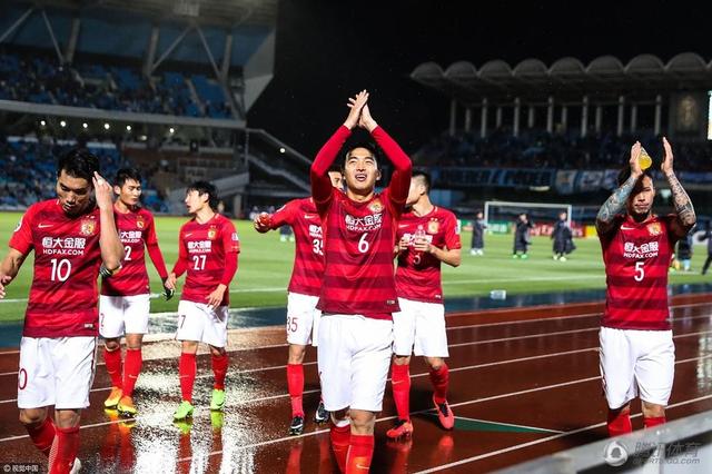 只有频繁上、经常上、老他妈上热搜的，才会被认定为业内顶流。